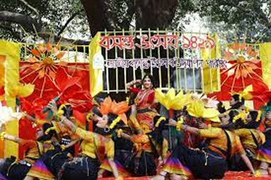 Boi Mela, Pahela Falgun & Valentine’s: Visitors around DU campus spoilt for choice