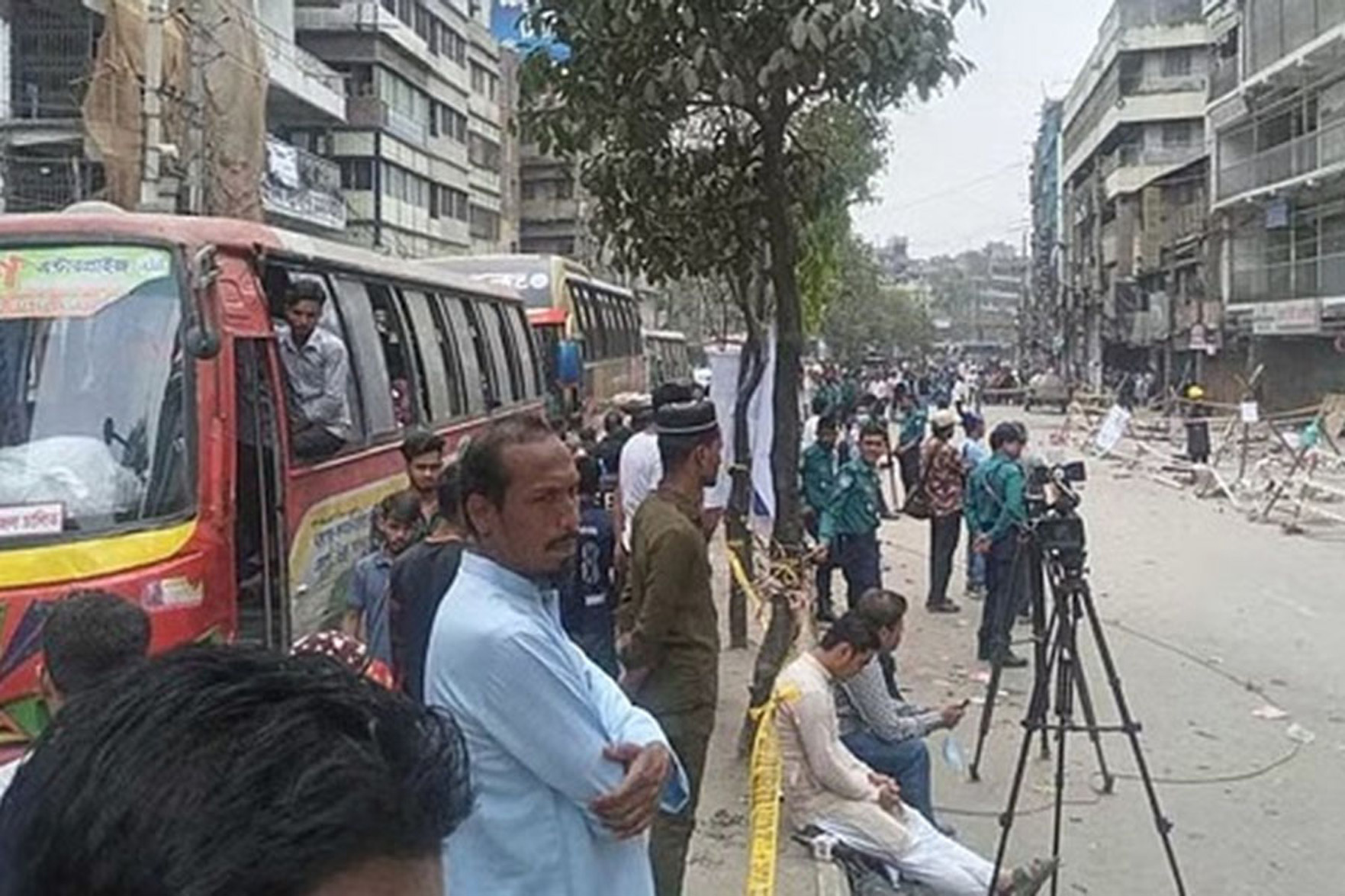 Roadblocks create gridlock after Old Dhaka building blast