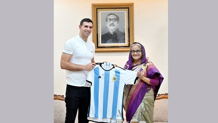 Argentine World Cup winning goalkeeper Martinez calls on PM