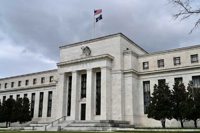 US banks caution on economy as Fed rate hikes boost earnings