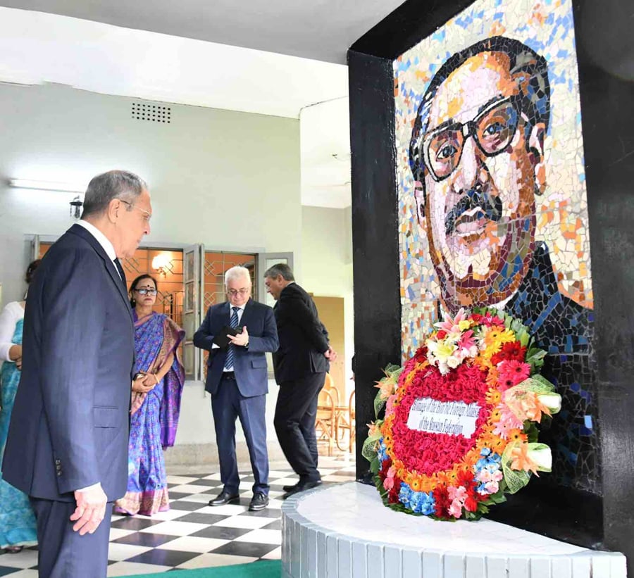 Lavrov pays deep homage to Bangabandhu