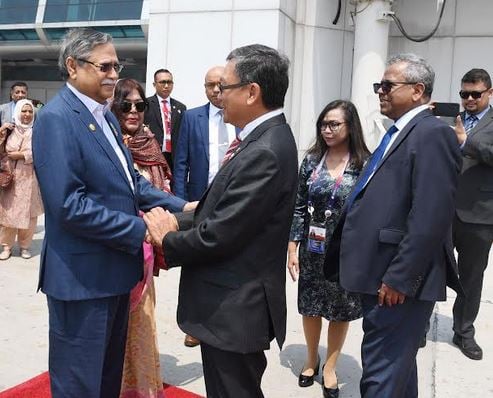 President reaches Singapore from Indonesia