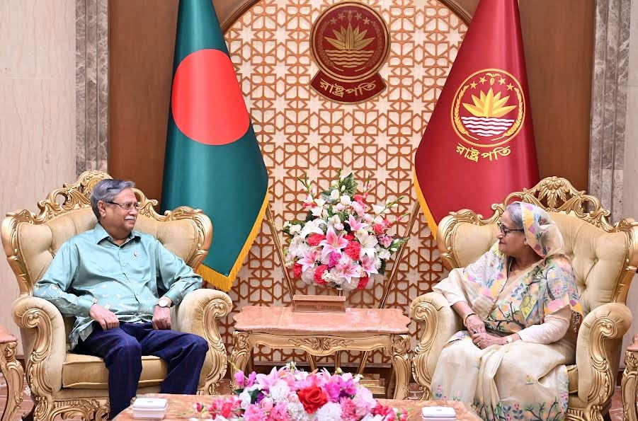 Recalling the tragic episode of 1975, he said, I lost my father, mother and brothers that day. The people of Bangladesh lost everything and came back to the country. Today the people of Bangladesh are my family. my own So I have taken it as my duty to work for them.