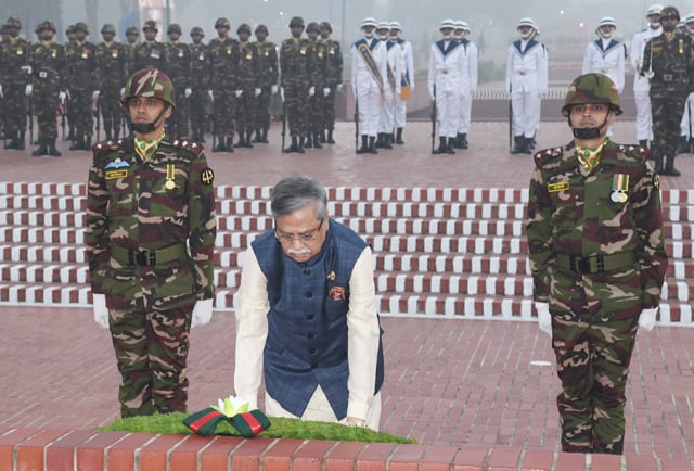 President pays tributes to war heroes on Victory Day