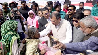Environment Minister distributed 3,000 blankets among the needy