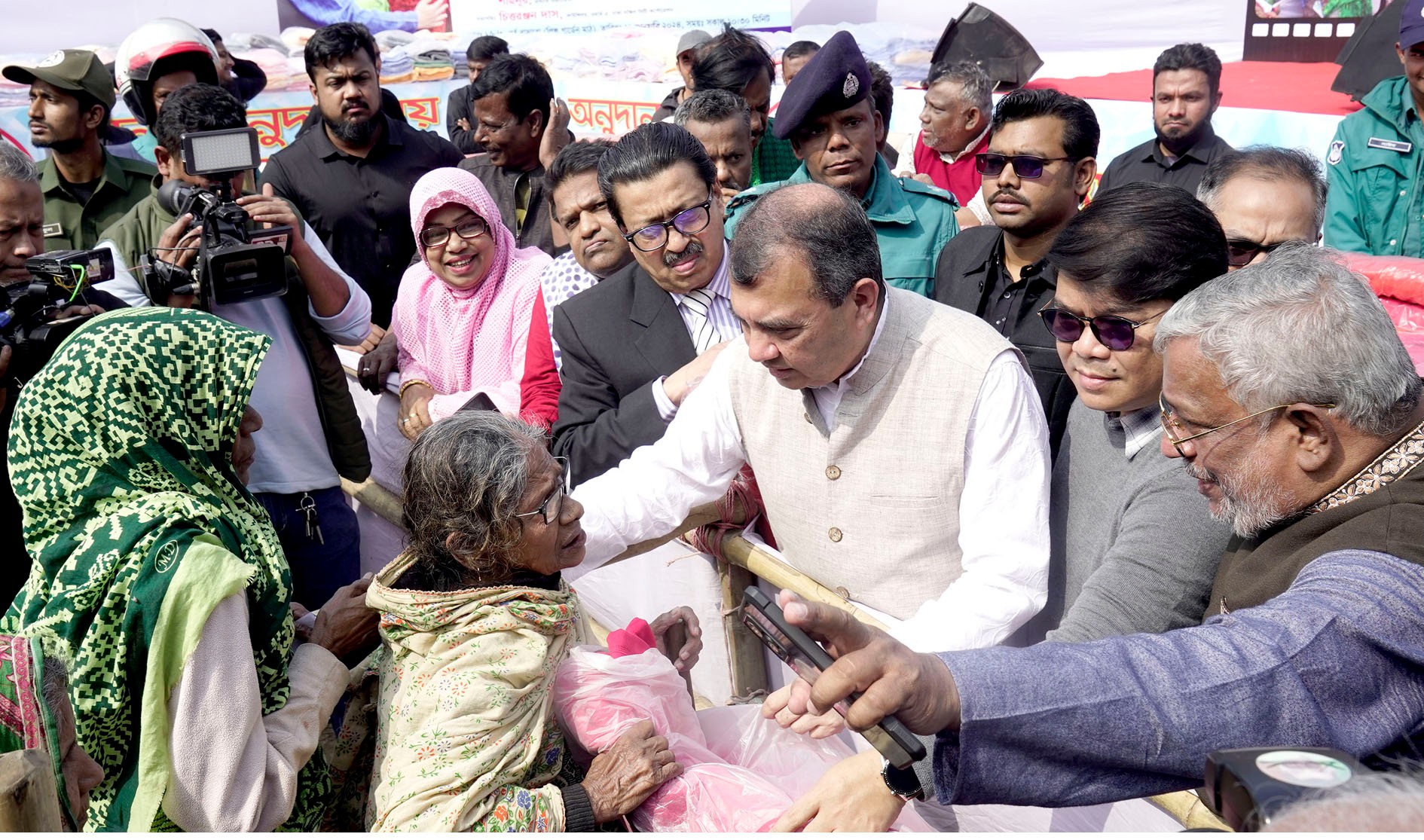Environment Minister distributed 3,000 blankets among the needy