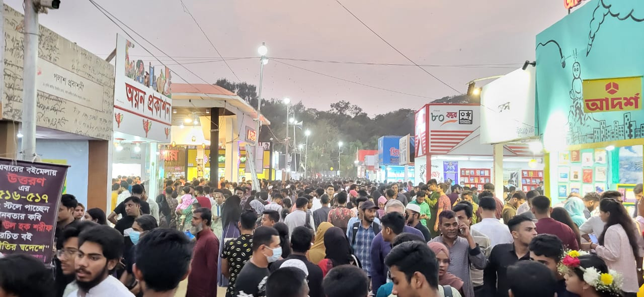 Book Fair draws huge crowd on Shaheed Dibosh