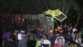 5 killed in bus-truck collision in Madaripur