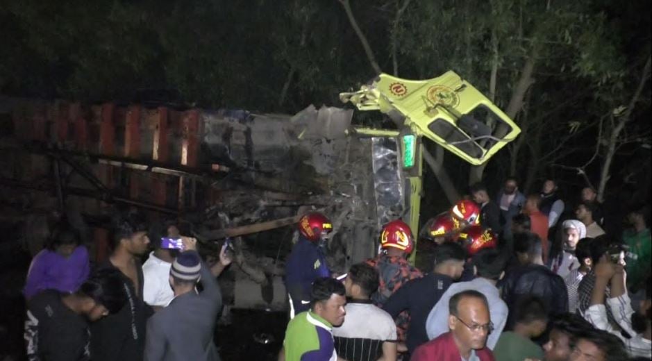 5 killed in bus-truck collision in Madaripur