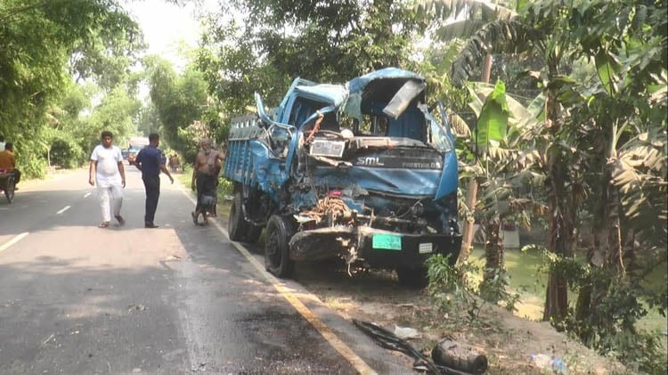 One killed, 10 injured in Madaripur road accident