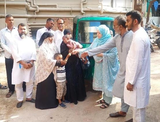 Hasan hands over CNG-run auto-rickshaw to family of deceased driver Sabur