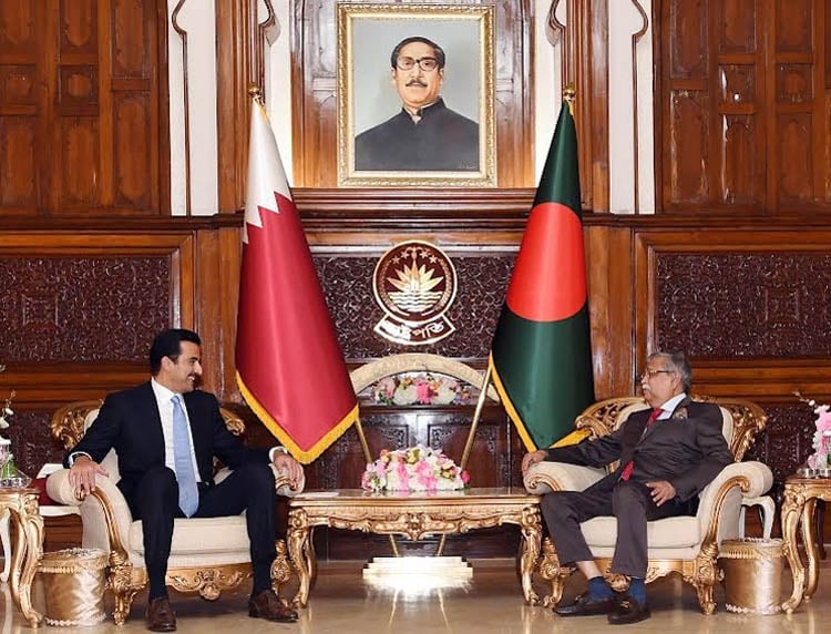 President holds meeting with Qatar Amir, seeks investment in SEZs