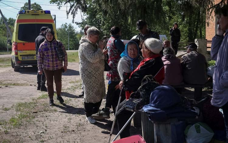 Hundreds evacuated from Ukraine border after Russian offensive