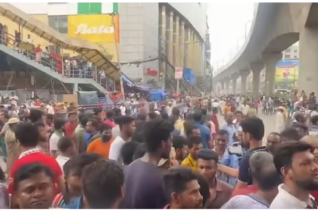 Auto-rickshaw drivers clash with police, torch police box at Kalshi