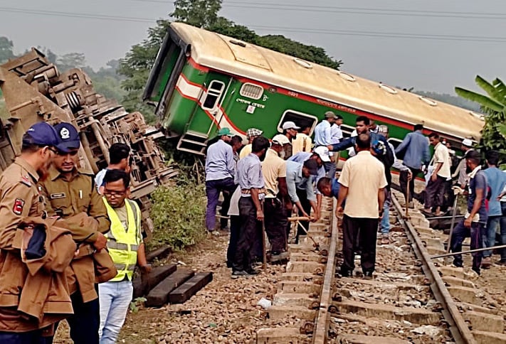 4 injured, 7 compartments derailed as train crash in Gazipur