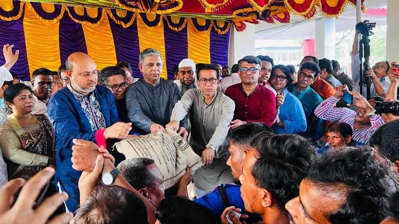 AL distributes relief goods among cyclone-affected people in Satkhira