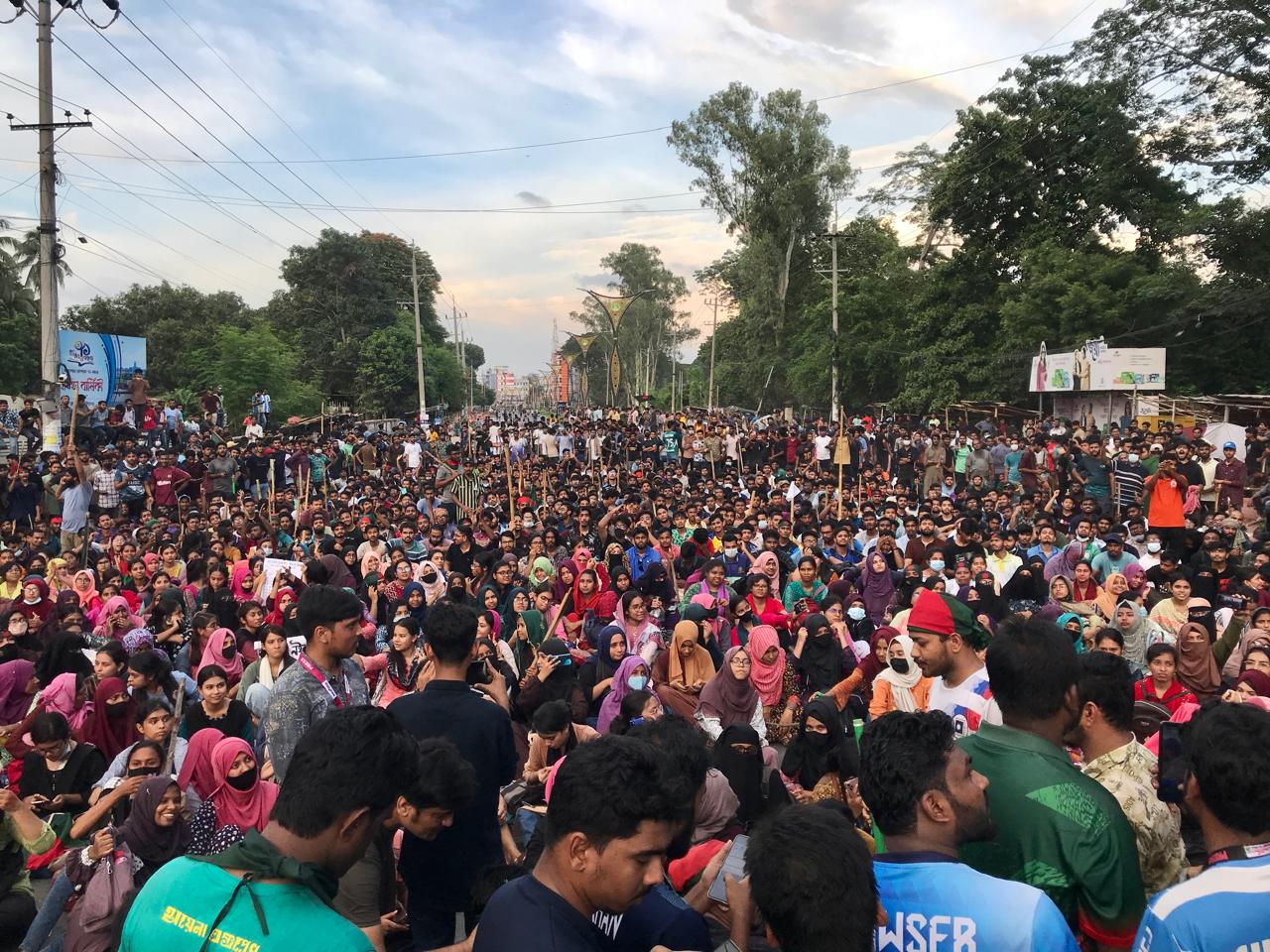 Massive Students protest with stick at Rajshahi University