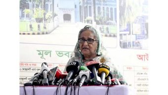 PM visits DMCH to see people injured in BNP-Jamaat mayhem