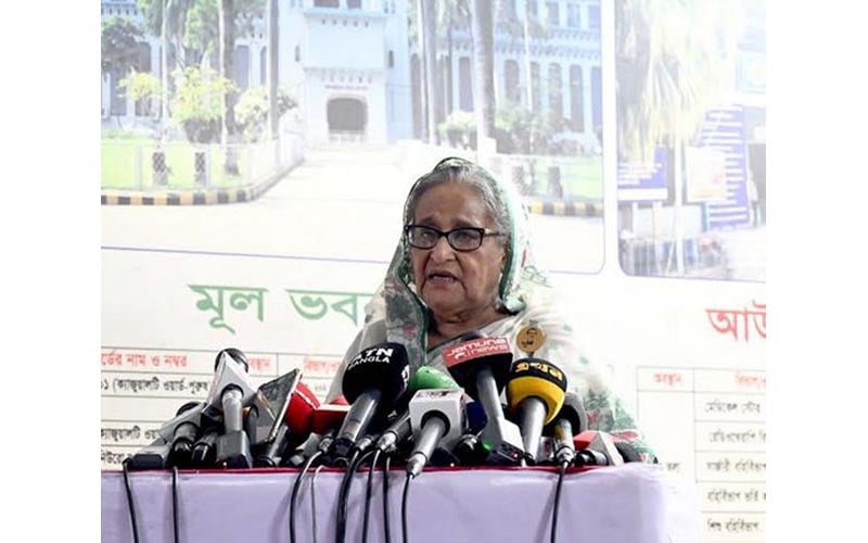 PM visits DMCH to see people injured in BNP-Jamaat mayhem