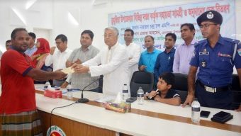 Naryan distributes Tk 32 lakh among destitute people in Khulna