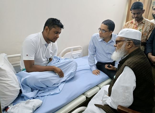 Religious Affairs Adviser visits CMH to see coordinator Hasnat Abdullah