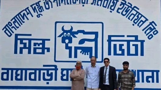 Milk Vita’s General Manager makes surprise visit to Baghabari Powder Plant after hearing about mechanical fault