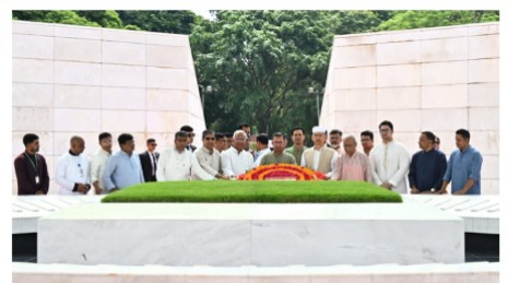 Prime Minister visits parents’ graves, offers prayer