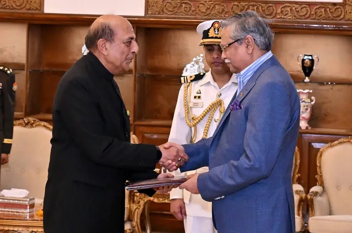 The newly appointed Indian High Commissioner has presented his credentials to the President.